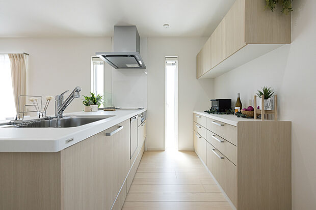 【【キッチン同色のカップボード】】奥まで引き出せるので食器や食材の管理もしやすく、吊り戸棚付きで収納力UP!リビング側からの見た目もスッキリした印象に。
※カラーは実際と異なります。