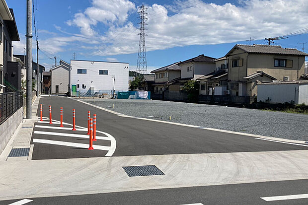 【現地写真】前面道路もゆったりとしており、運転に自信がない方でも安心して車を停めることができます!/2024年8月撮影