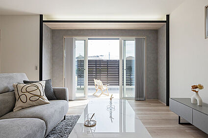 リビング│室内と中庭が繋がり帖数以上の広がりを！