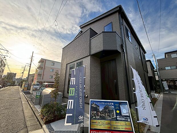 【現地モデルハウス写真】
街に映え、情景を飾る外観デザイン。
現地モデルハウスオープン！