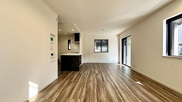 複数の窓から陽光が差し込む、明るく端正な住空間。機能美を追求した、心地よい寛ぎの場です。※現地写真(2026年3月撮影)