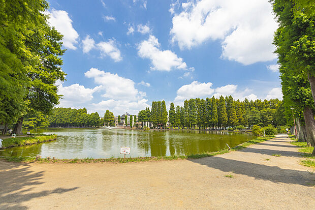 別所沼公園へ徒歩3~4分。水と緑が織りなす豊かな自然を、日常の風景として愉しむ贅沢な住まい。