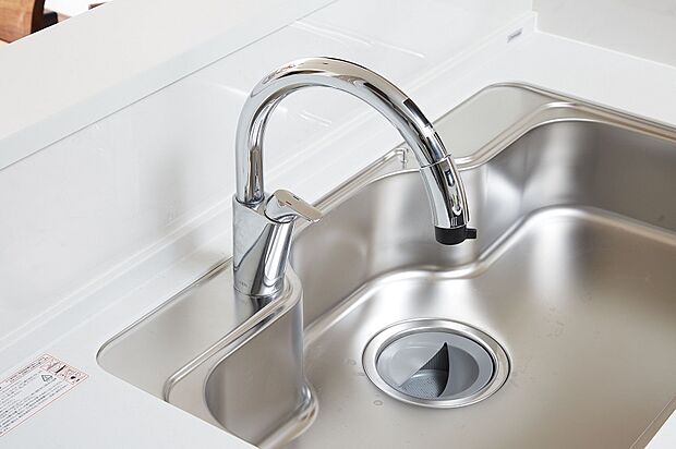 【タッチレスシャワー水栓】グースネックタイプのスタイリッシュなフォルム。水栓に触れなくてもセンサーに手をかざすだけで吐水・止水ができます。