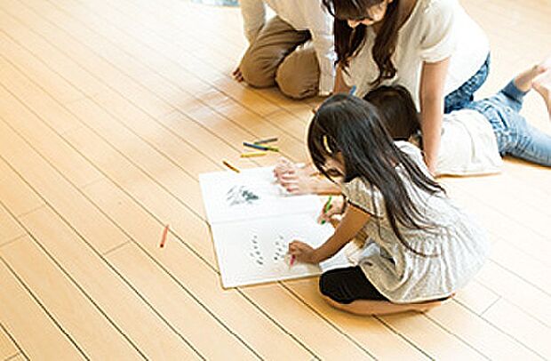 【ガス温水式床暖房】全邸のリビング・ダイニングにガス温水式床暖房を採用。足下から部屋全体を穏やかに温めるので、ハウスダストの巻き上げや、空気の乾燥も抑えることができます。