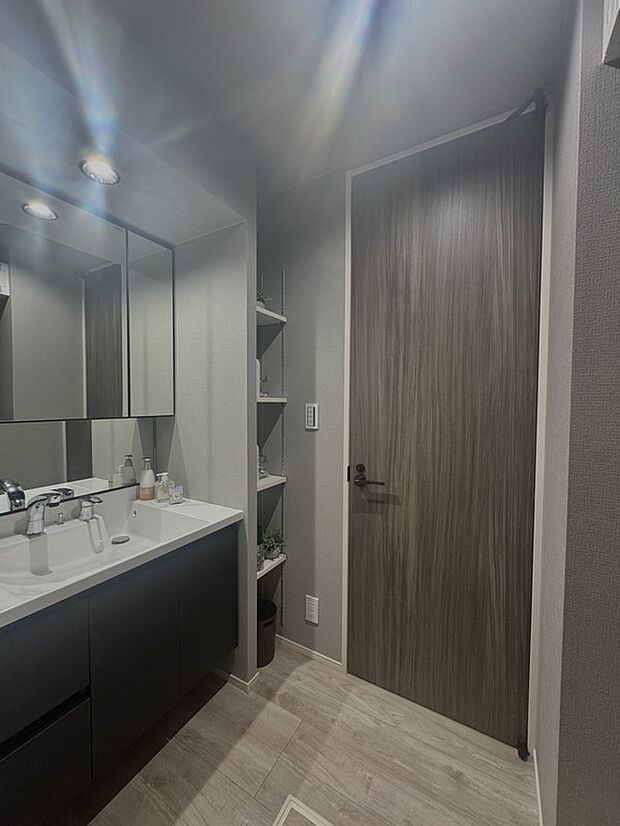 【洗面化粧台】手元を広く見せるチャイルドミラーが付いた洗面化粧台。収納力豊富なリネン庫を設置しました。
（※モデルハウス写真）