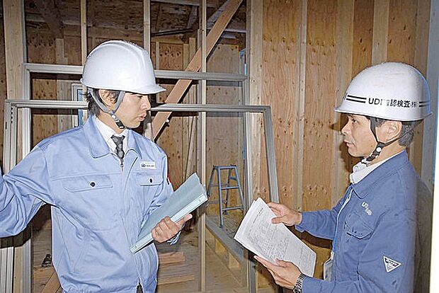 【長期保証と定期点検】末永くお客様に安心して暮らして頂けるように、工事中に複数回検査を行います。厳重な管理のもと確かな品質への確認を怠りません。