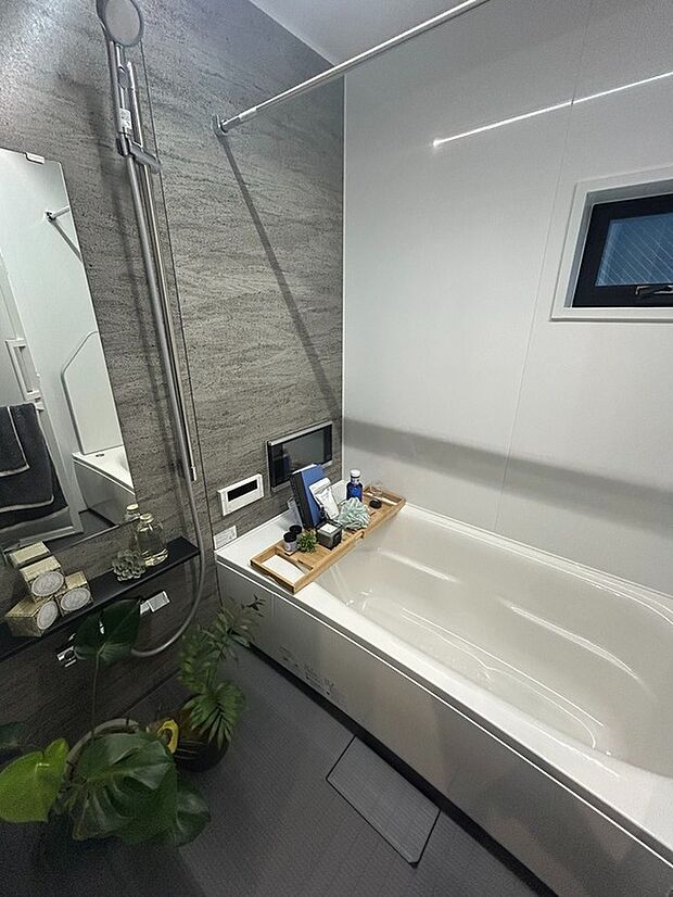 【バスルーム】保温浴槽IIのバスルーム。浴槽も風呂フタも断熱材でしっかり保温。断熱材で浴槽を包み、高い保温効果を発揮。冷めにくく追い焚き回数が減らせます。※現地モデルハウス