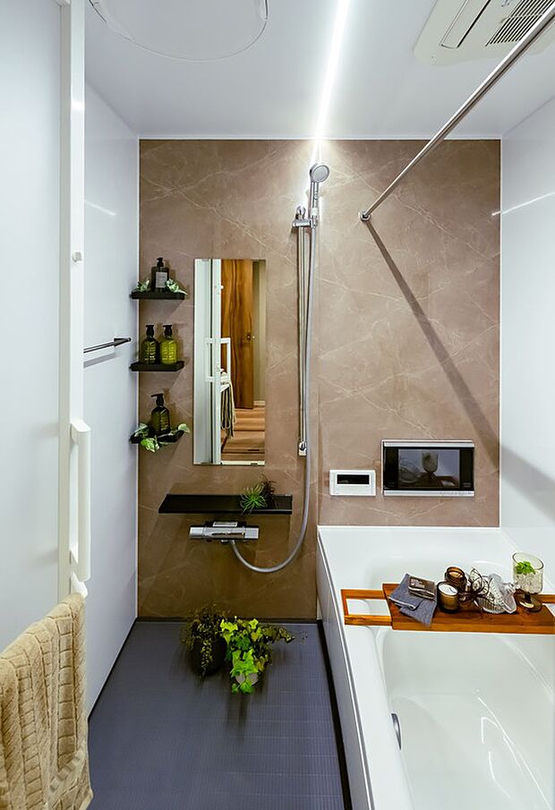 【浴室】保温浴槽IIのバスルーム。浴槽も風呂フタも断熱材でしっかり保温。断熱材で浴槽を包み、高い保温効果を発揮。冷めにくく追い焚き回数が減らせます。※同仕様モデルハウス写真