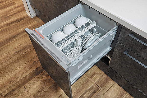 【食器洗い乾燥機】場所を取らないビルトイン型の食器洗い乾燥機を標準装備しています。パワフルな洗浄力で頑固な汚れもしっかり落とします。