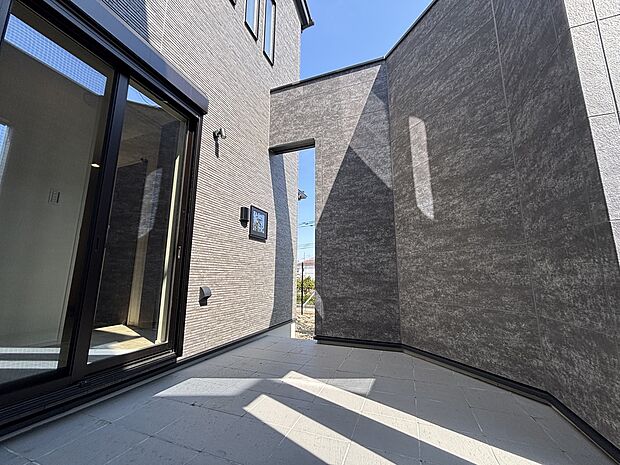 【※現地写真】陽当たり良好なテラス。洗濯物を干すなど実用的な用途はもちろん、趣味のガーデニングや、お子様の遊び場としても安心して活用できる、機能的な設計です。※現地9号棟写真(2026年3月撮影)