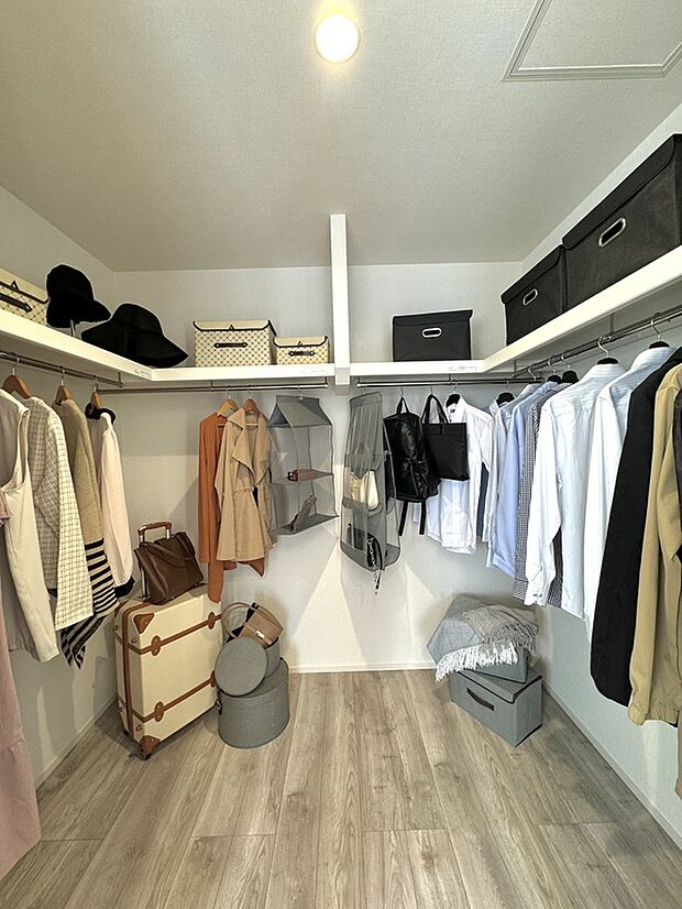 【ウォークインクローゼット(当社施工例画像)】容量だけでなく、機能性と収納性にこだわったウォークインクローゼットを配置。衣類の出し入れや室内の有効活用など、使う方の視点で設計されています。 ※一部住戸を除く