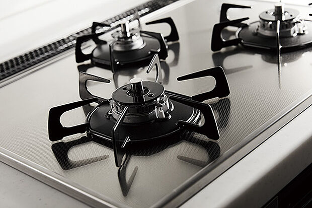 【ガラストップ3口コンロ】料理に応じて、お好みの温度に設定すれば火加減を自動で調節。ガラストップなのでお手入れも簡単です。