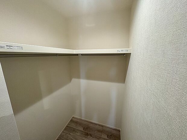 【ウォークインクローゼット】容量だけでなく、機能性と収納性にこだわったウォークインクローゼットを配置。衣類の出し入れや室内の有効活用など、使う方の視点で設計されています。
※現地写真