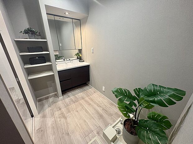 【三面鏡・チャイルドミラー】くもり止めコート（一部）三面鏡。チャイルドミラーがある為、子どもが使うにはちょうど良く、手元と空間が広く見えます。※現地写真