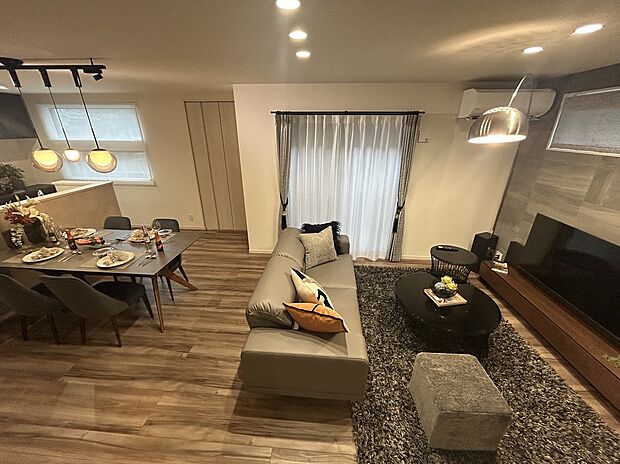 【リビング・ダイニング】全住戸のリビング・ダイニングにガス温水式床暖房を採用。足下から部屋全体を穏やかに温めるので、ハウスダストの巻き上げや、空気の乾燥も抑えることができます。※同仕様モデルハウス写真