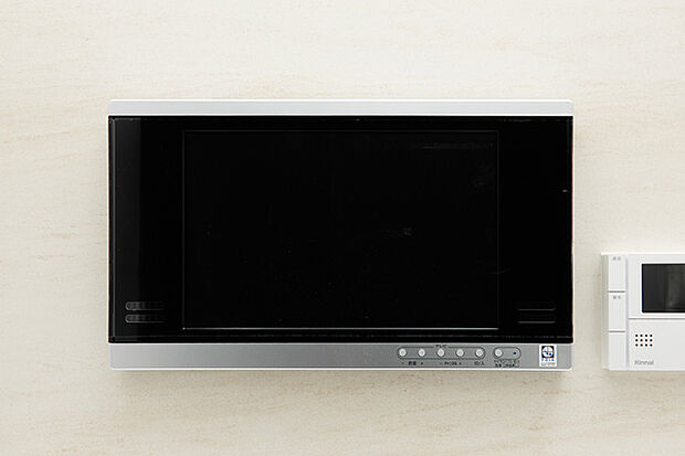 【浴室テレビ※当社施工事例写真】浴槽に浸かりながら楽しめる12インチの浴室テレビを標準装備。「たからのミラバスビジョン」と連動し、バスタイムのリラックス効果をより高めます。
※たからのミラバスビジョンに連動操作可能