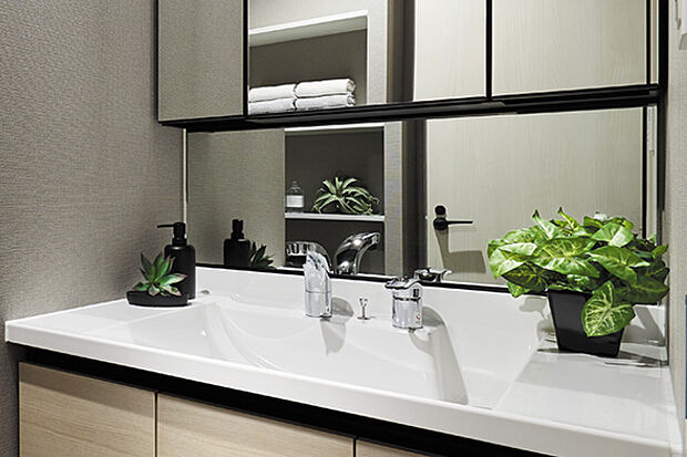 【三面鏡・チャイルドミラー】くもり止めコート(一部)三面鏡。チャイルドミラーがある為、子どもが使うにはちょうど良く、手元と空間が広く見えます。