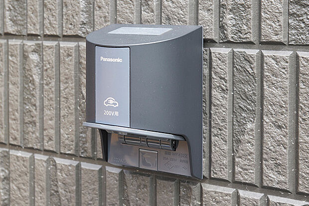 【【EV車充電用屋外コンセント】】屋外にEV・PHEV車用充電コンセントを設置しています。電源プラグの抜け防止機能が付いています。※当社施工例画像