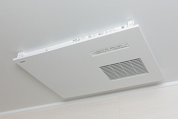 【【浴室暖房乾燥機】】暖房、衣類乾燥、換気、涼風の機能を備えた浴室暖房乾燥機。雨の日や花粉の季節には洗濯物の乾燥に重宝します。※当社施工例画像