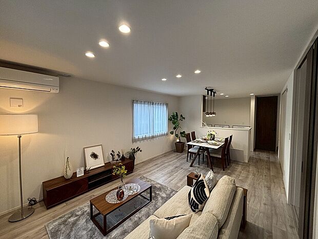 【リビングダイニング】家族が増えても安心なゆったり4LDKプラン。（同仕様モデルハウス写真）