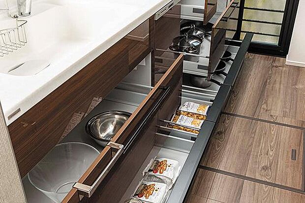 【シンクキャビネット（収納）】スライドキャビネットは、フロア材と相性が良い色に仕上げるとともにアクセントとなる取手も設えています。※当社施工例画像