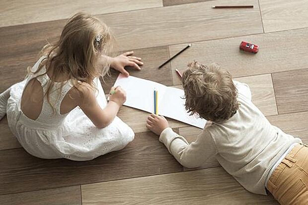 【ガス温水式床暖房】全邸のリビング・ダイニングにガス温水式床暖房を採用。足下から部屋全体を穏やかに温めるので、ハウスダストの巻き上げや、空気の乾燥も抑えることができます。※ImagePhoto