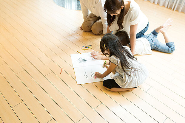 【【ガス温水式床暖房】】全住戸のリビング・ダイニングにガス温水式床暖房を採用。足下から部屋全体を穏やかに温めるので、ハウスダストの巻き上げや、空気の乾燥も抑えることができます。※imagephoto