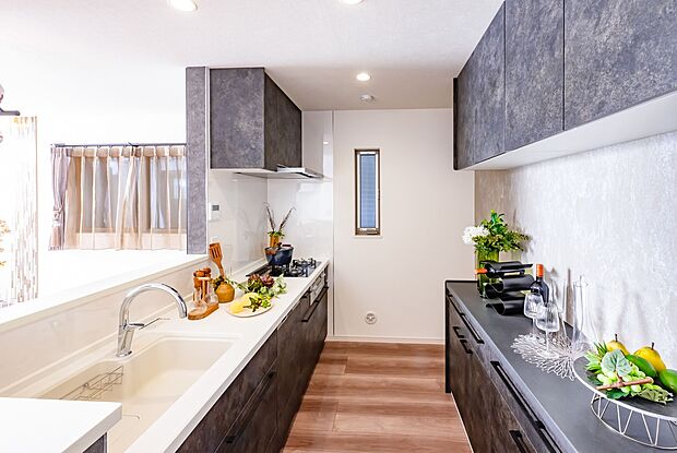 【キッチン】広々としたキッチンは、センサーに手をかざすだけで吐水操作ができるタッチレスシャワー水栓を採用。ホースを引き出せば、ハンドシャワーへ早変わり。シンク内のお手入れもスムーズです。
※同仕様モデルハウス写真