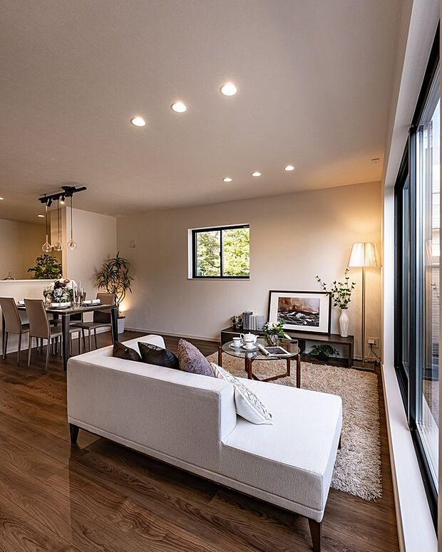 【リビングダイニング】くつろぎを愉しむリビングルームは憩いの場となります。リビングとダイニングの空間機能を活かし、巧みに使い分ける発想が、ライフスタイルに新しいゆとりをもたらします。
※同仕様モデルハウス写真
