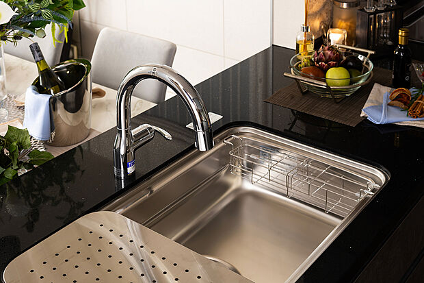 【キッチンタッチレスシャワー水栓】センサーに手をかざすだけで吐水操作ができるタッチレス水栓を採用。ホースを引き出せば、ハンドシャワーへ早変わり。シンク内のお手入れもスムーズに行えます。