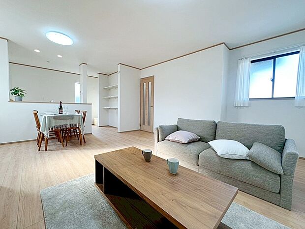 ☆LDK☆
明るい陽射しが差し込み、会話のはずむ対面キッチン!ダイニングスペースを広めに設けたので5脚や6脚のダイニングテーブルも置けそうです!