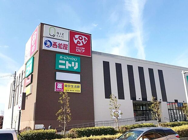 【クイズゲート浦和】車で約5分♪
スーパーや飲食店が立ち並ぶ複合型ショッピングモール！
毎日のお買い物はもちろん、新生活の必需品を揃えるのにも便利ですね。
