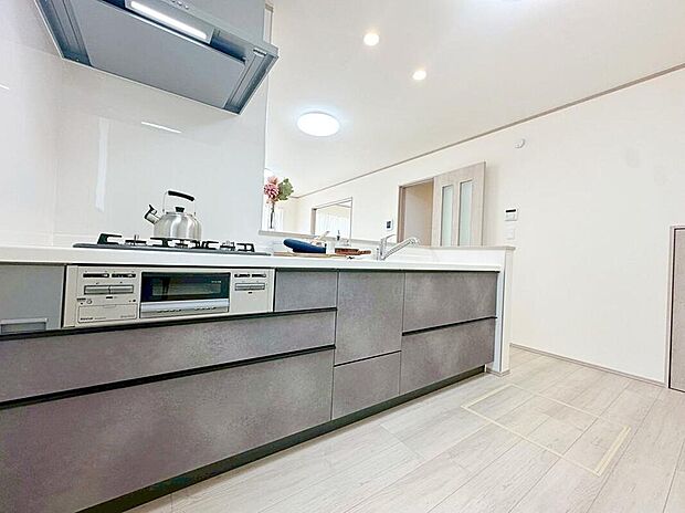 収納力豊富な爽やかなシステムキッチンを用意しております。床下収納もございますので、キッチンスペースをすっきりとお使い頂けます。