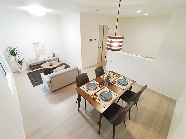 明るい陽射しが差し込み、会話のはずむ対面キッチン！ダイニングスペースを広めに設けたので5脚や6脚のダイニングテーブルも置けそうです！