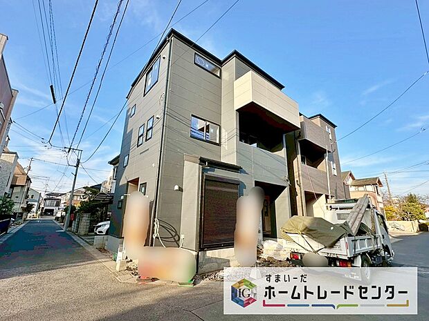 【前面道路含む現地写真】
子育て環境にはピッタリな落ち着いた雰囲気の住宅地♪戸建ては建物が独立しているため、マンションのように上下階や隣からの騒音を気にせずに過ごせるのもポイントですね♪