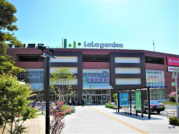 【ララガーデン】大型ショッピングモールまで徒歩9分♪
スーパー、家具店、飲食店などが立ち並ぶ商業施設。
普段のお買い物から新生活の準備も、ここで揃えられそう♪