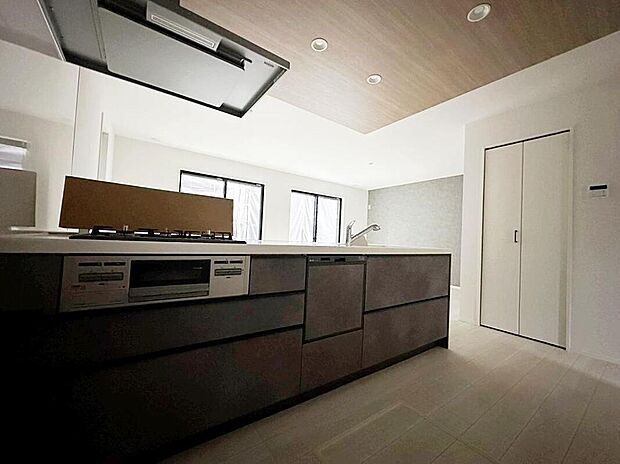 ☆System　Kitchen☆
対面キッチンですので、お食事の準備をしながらご家族との会話を楽しめます。広くて明るいキッチンは大変使いやすくなっております。