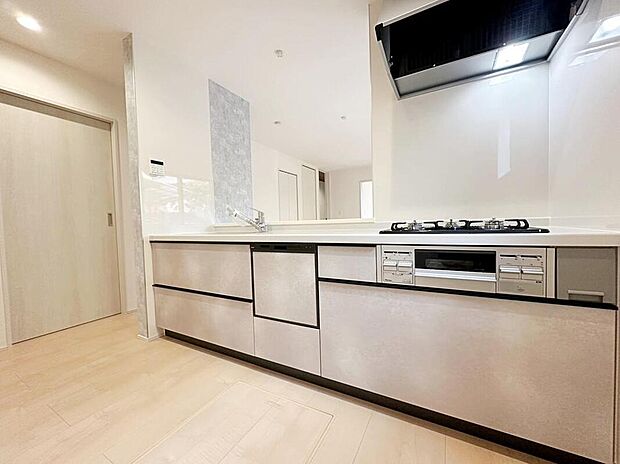 ☆System Kitchen☆
広いキッチンは、毎日のお料理を楽しくさせてくれる強い味方!大きなフライパンも収まる収納と洗いやすいワイドなシンク!