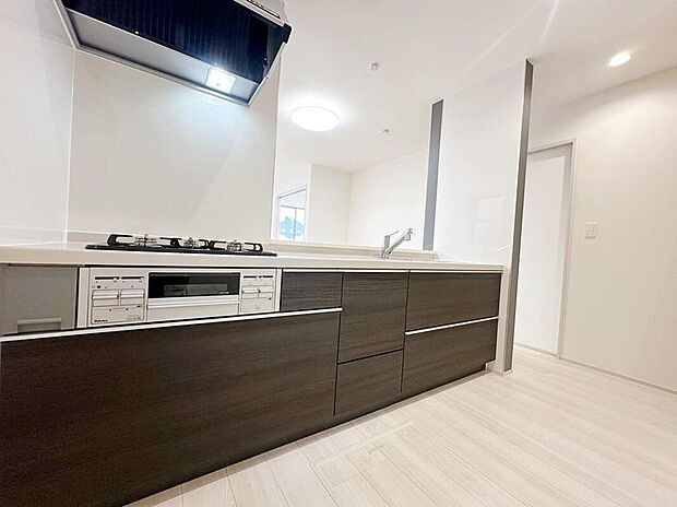 ☆System　Kitchen☆
広いキッチンは、毎日のお料理を楽しくさせてくれる強い味方！大きなフライパンも収まる収納と洗いやすいワイドなシンク！