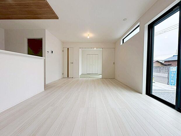 ☆Living　Room☆
広くて明るいＬＤＫ♪心地の良い光が全体を包みます！ また、くつろげるリビングが広く確保されているため、ご家族皆様の笑顔が溢れます。