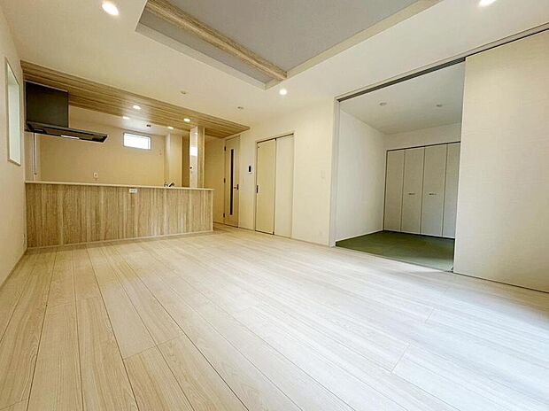 ☆Living　Room☆
会話はずむ対面キッチン！ダイニングスペースを広めに設けたので5脚や6脚のダイニングテーブルも置けそうです！