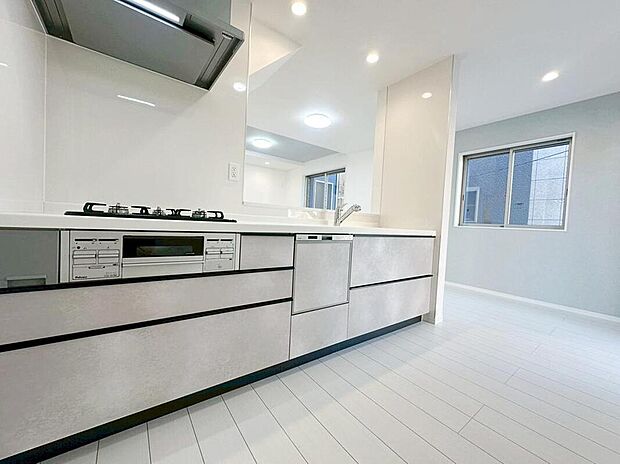 ☆Systemkitchen☆
収納力豊富な爽やかなシステムキッチンを用意しております。床下収納もございますので、キッチンスペースをすっきりとお使い頂けます。