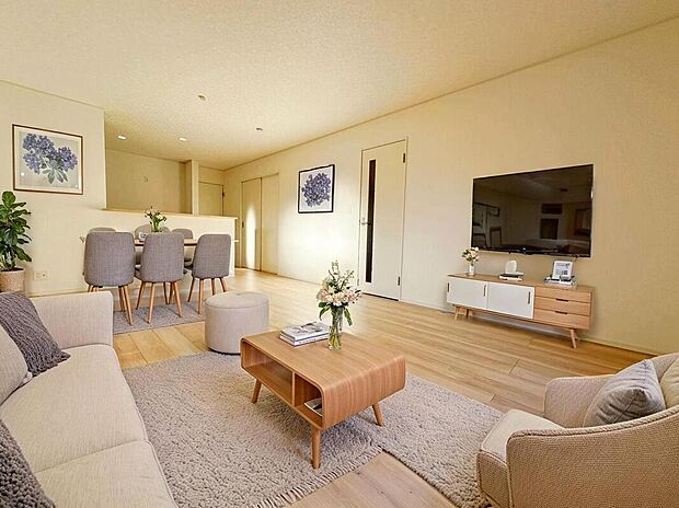 ☆Living　Room☆
会話はずむ対面キッチン！ダイニングスペースを広めに設けたので5脚や6脚のダイニングテーブルも置けそうです！※家具はCG合成しております。