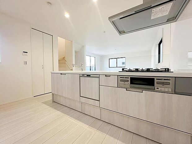 ☆System Kitchen☆
広いキッチンは、毎日のお料理を楽しくさせてくれる強い味方!大きなフライパンも収まる収納と洗いやすいワイドなシンク!