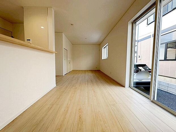 ☆Living　Room☆
会話はずむ対面キッチン！ダイニングスペースを広めに設けたので5脚や6脚のダイニングテーブルも置けそうです！