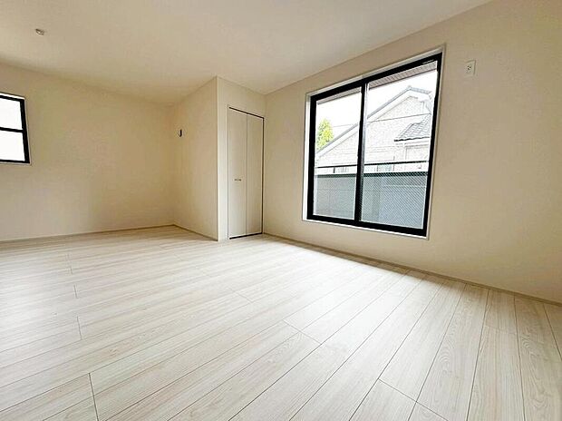 ☆Living　Room☆
広くて明るいＬＤＫ♪心地の良い光が全体を包みます！ また、くつろげるリビングが広く確保されているため、ご家族皆様の笑顔が溢れます。