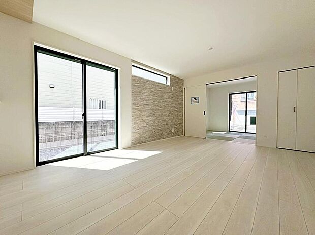 ☆Living　Room☆
広くて明るいＬＤＫ♪心地の良い光が全体を包みます！ また、くつろげるリビングが広く確保されているため、ご家族皆様の笑顔が溢れます。