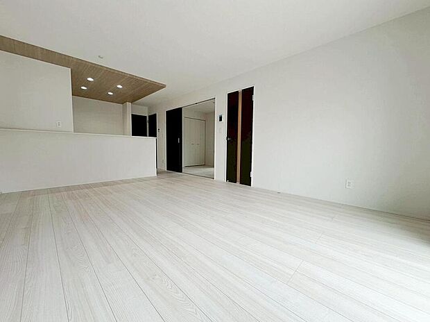☆Living Room☆
明るい陽射しが差し込み、会話のはずむ対面キッチン!ダイニングスペースを広めに設けたので5脚や6脚のダイニングテーブルも置けそうです!