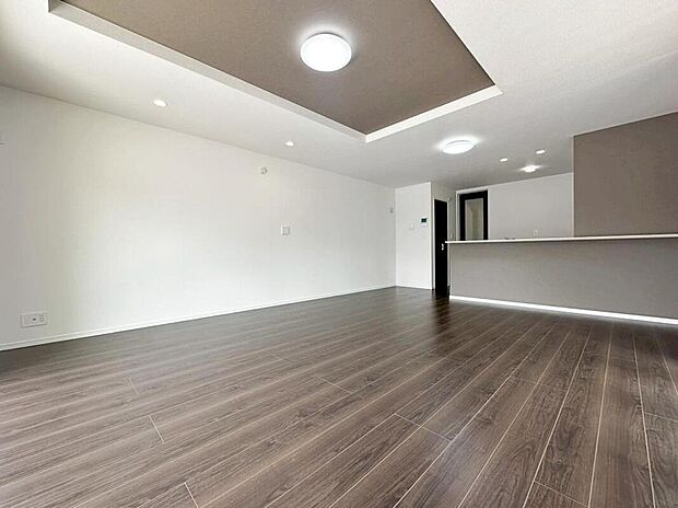 ☆Living Room☆
広くて明るいLDK♪心地の良い光が全体を包みます! また、くつろげるリビングが広く確保されているため、ご家族皆様の笑顔が溢れます。