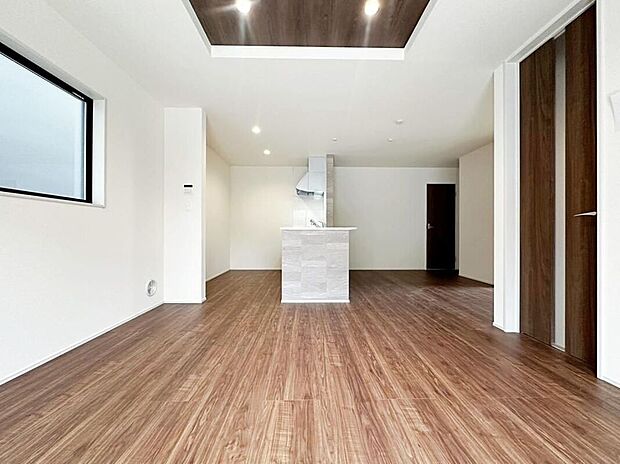 ☆Living　Room☆フローリングは2つのガード機能で凹みや傷に強く、お手入れも簡単☆ワックスによる艶出しや保護も必要ない、お財布に優しい材質を選択しています♪